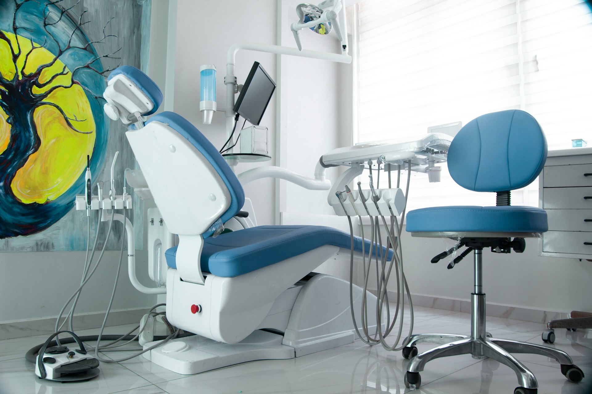 Fauteuil de dentiste dans une salle clinique moderne, illustrant l’achat d’équipement médical spécialisé.