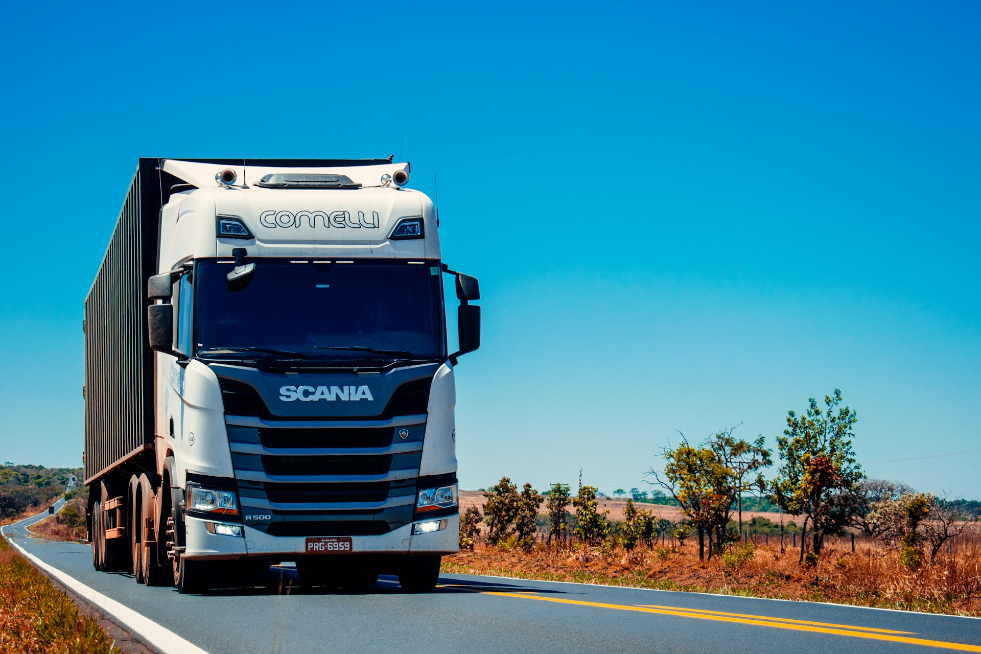 Camion 18 roues roulant vers le sud‑ouest sous un ciel bleu, représentant le secteur du transport et de la logistique et les besoins de financement pour l’entretien, l’essence et les assurances.
